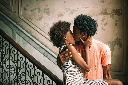 Cuban Dating Tradition - Cuban Couple Kissing